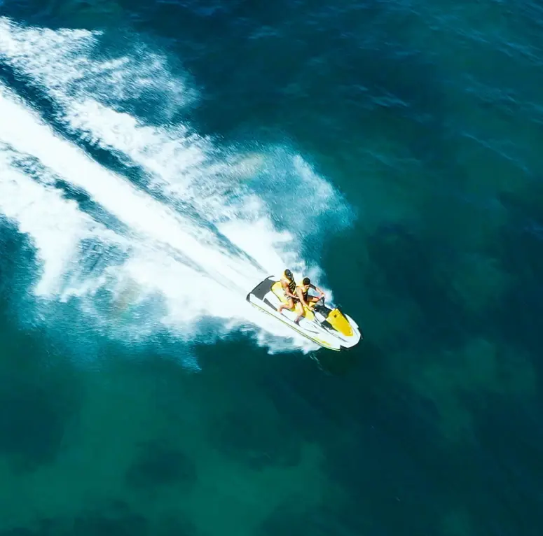 Motos de agua en mar abierto