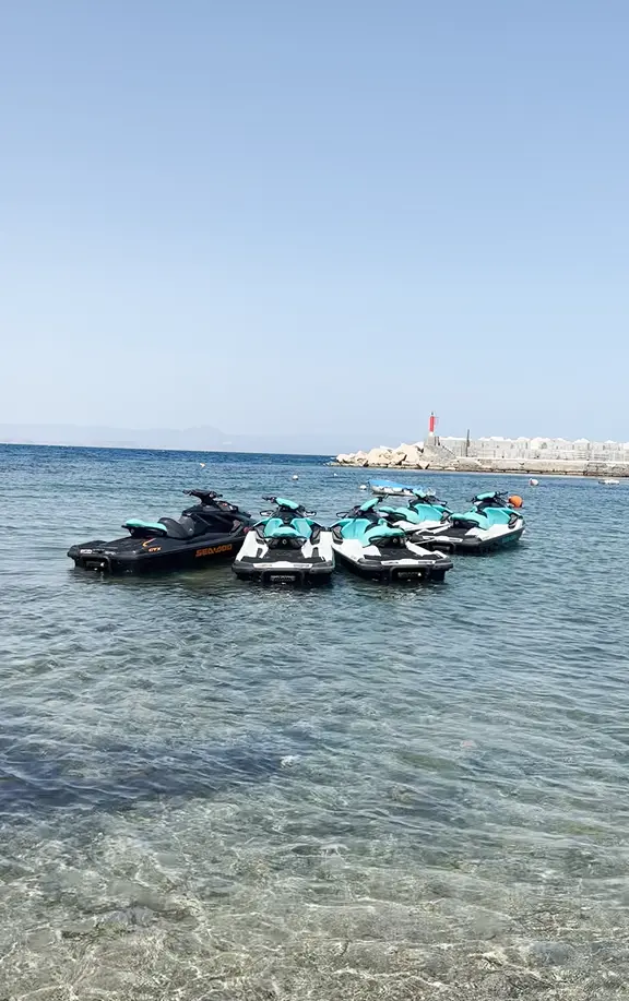 Motos de agua fondeadas